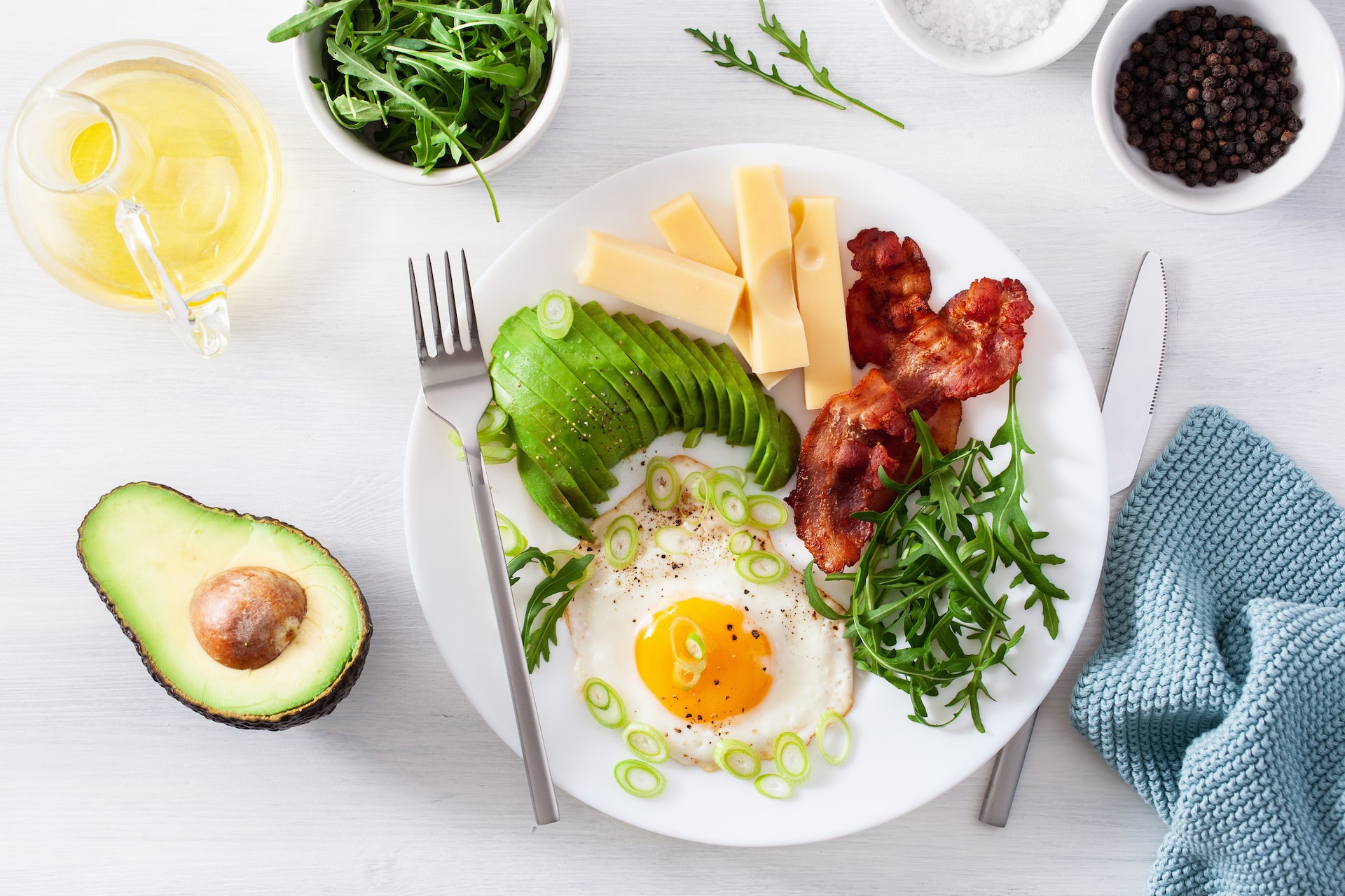 Dieta ketogeniczna. Proste przepisy na szybkie śniadania, obiady i kolacje